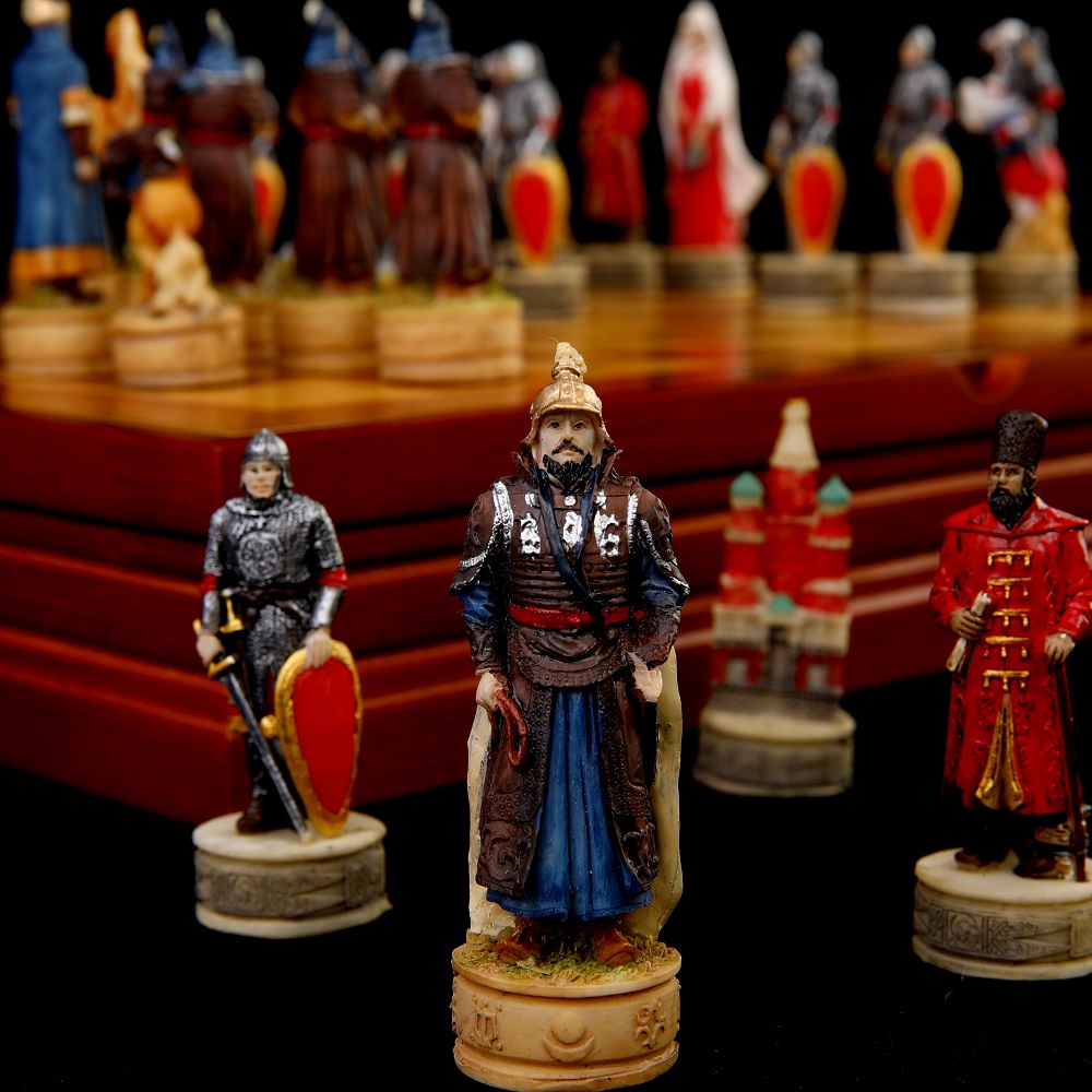 War-themed Chess Set Genghis K – Board Game Yearbook Bewertung und Preis